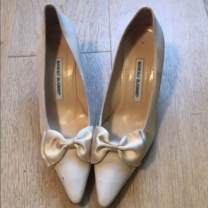Manolo blahnik cream pumps